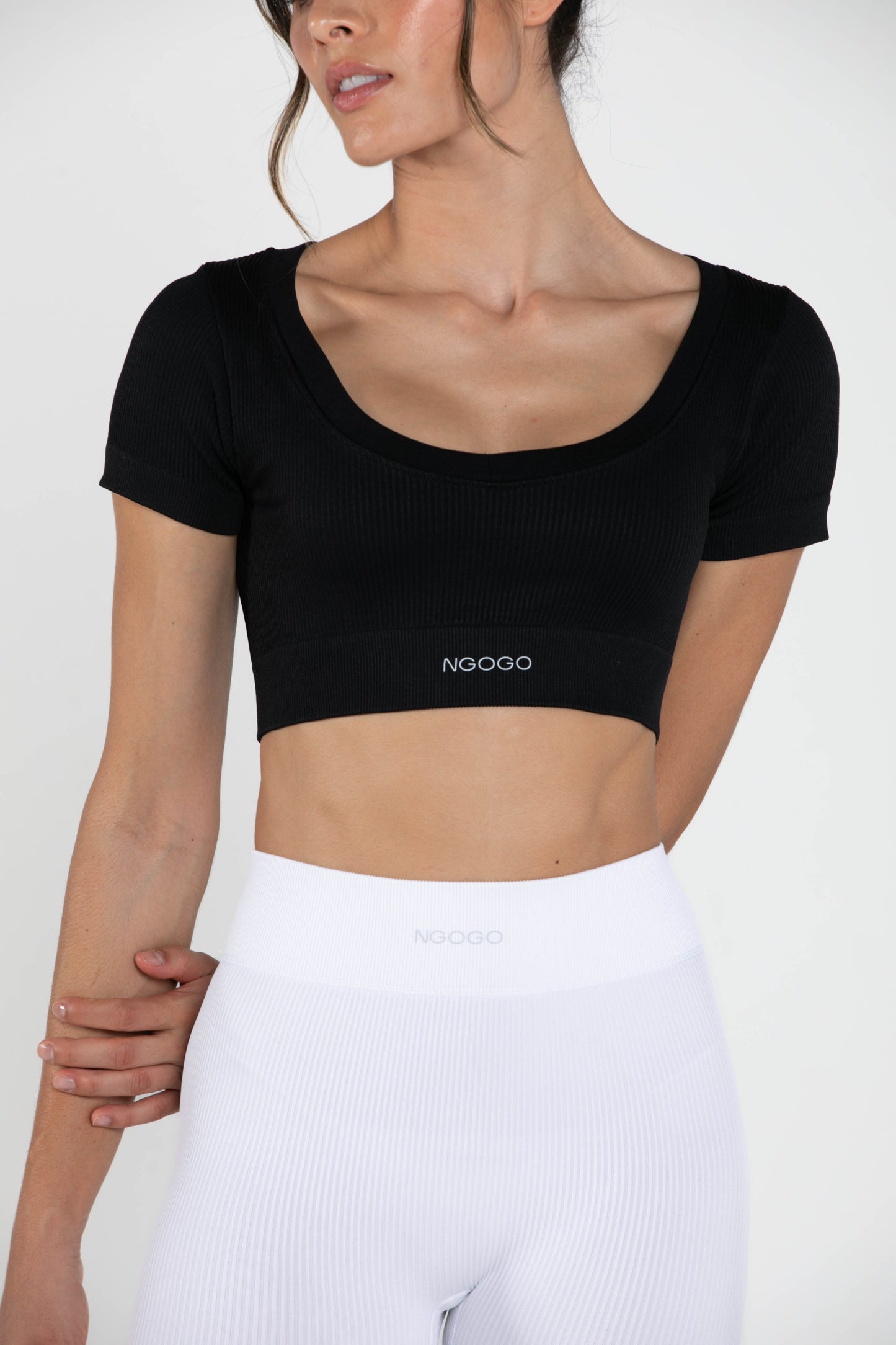 Mid - Short - Sleeved - Crop Top - Black