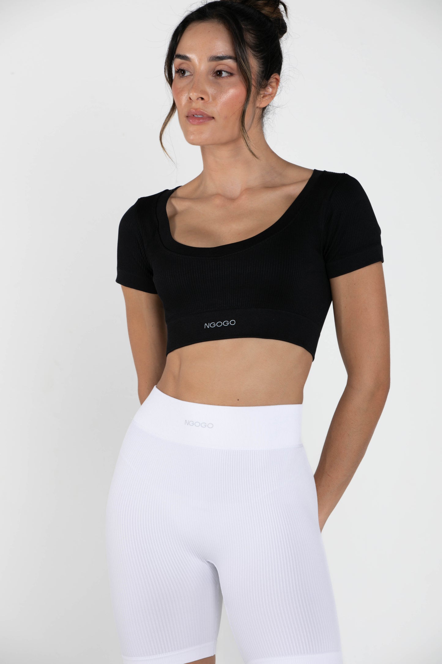 Mid - Short - Sleeved - Crop Top - Black